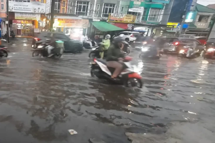 Genangan Rendam Jalan...