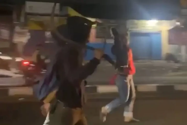 Viral Sekolompok Remaja...