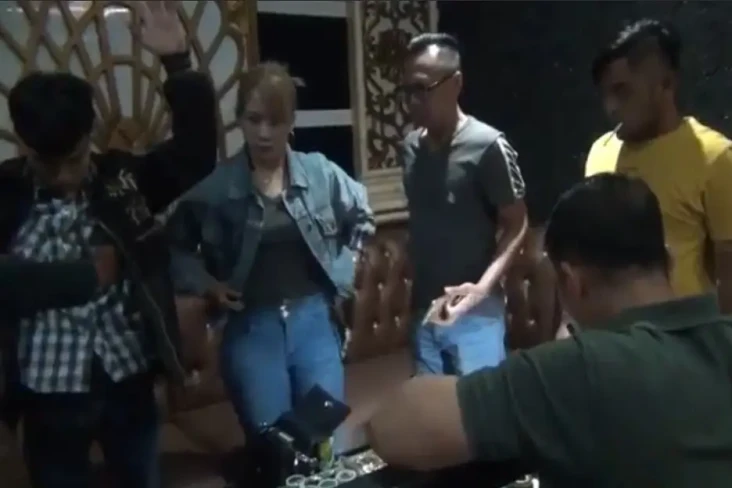 Asyik Dugem, Wanita-wanita...