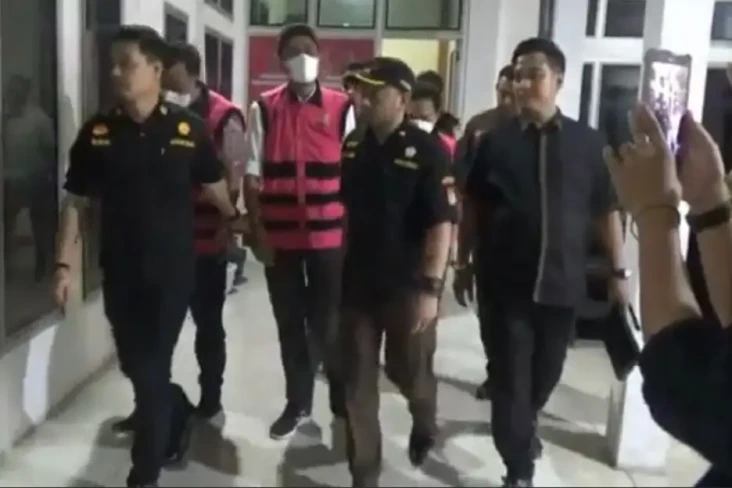 Tersangka Korupsi, 3...