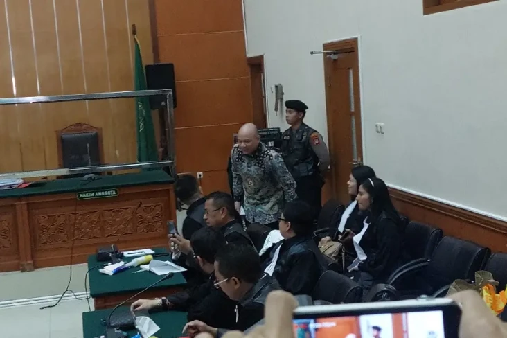 Masuk Ruang Sidang Vonis,...
