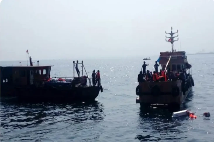 Tabrak Kapal Pengangkut...