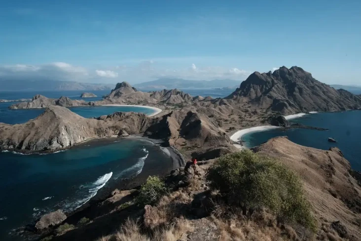 Labuan Bajo Naik Daun,...