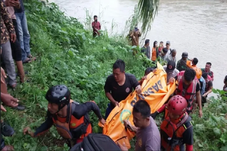 Asyik Main di Pinggir...