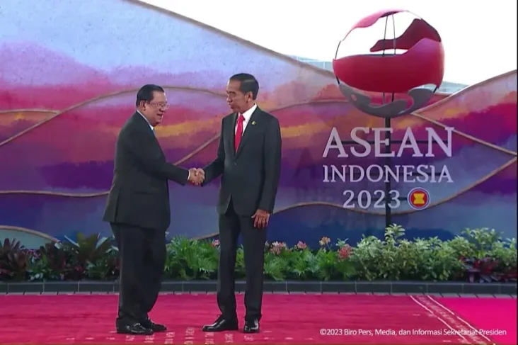 Jokowi Sambut Kedatangan...