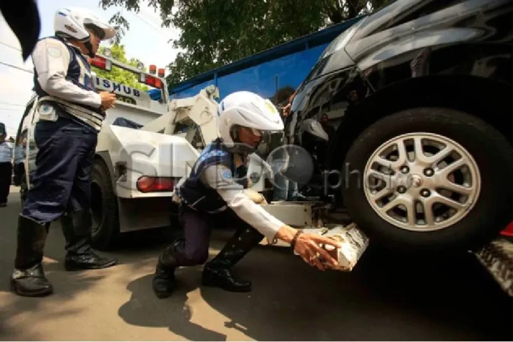 Tertibkan Parkir Liar...