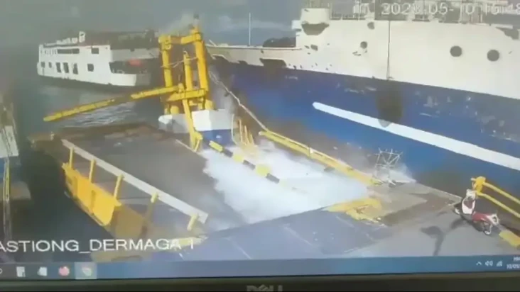 Ngeri! Kapal Fery Hantam...