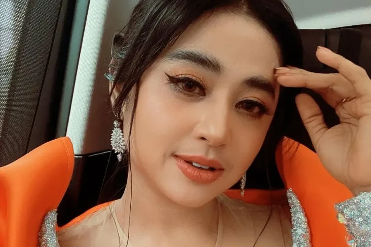 Heboh Dewi Perssik Umumkan...