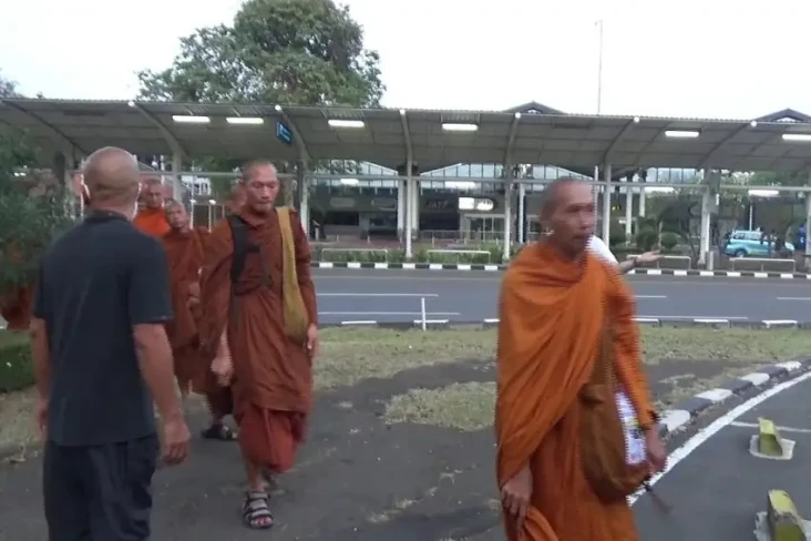 Ritual Thudong, 32 Biksu...