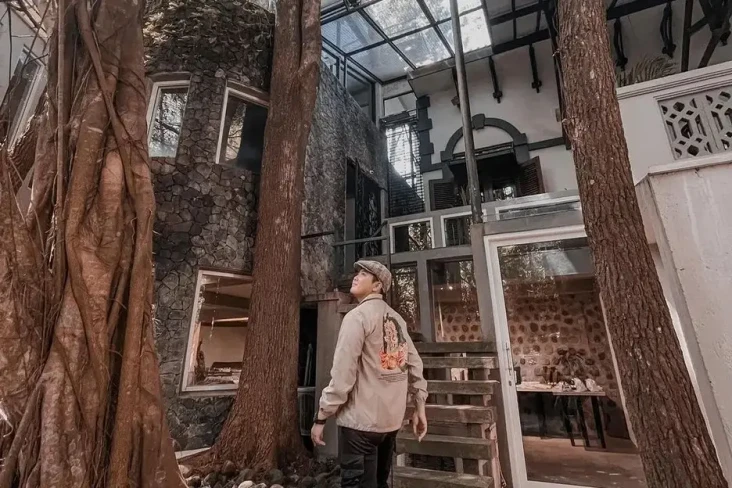 Berada di Lereng Merapi,...