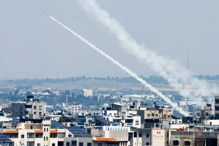 Hamas: Menembakkan Roket...