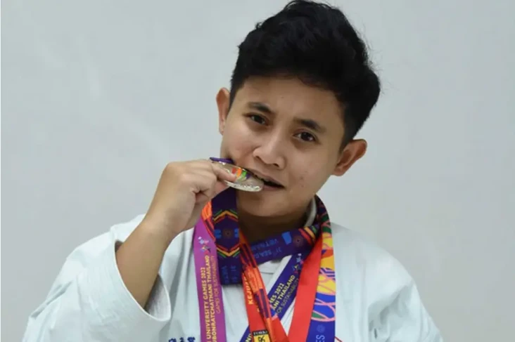 Emilia Sri Sumbang Medali...