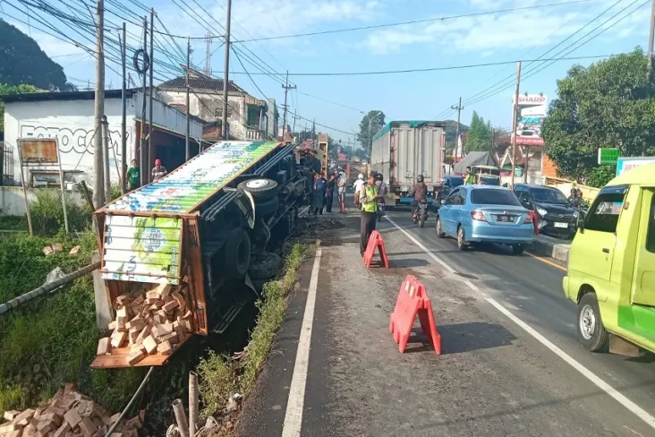 Truk Tabrak Jembatan...