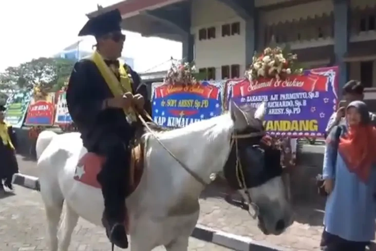Keren! Wisudawan UGM...
