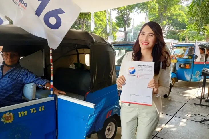 Diiringi Bajaj, Bacaleg...