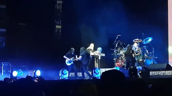 Dibuka Lewat Lagu The...
