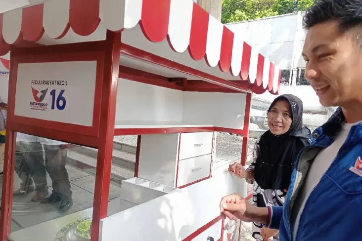 Dapat Gerobak Baru dari...