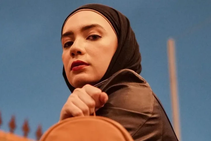 Tampil Tanpa Hijab dan...