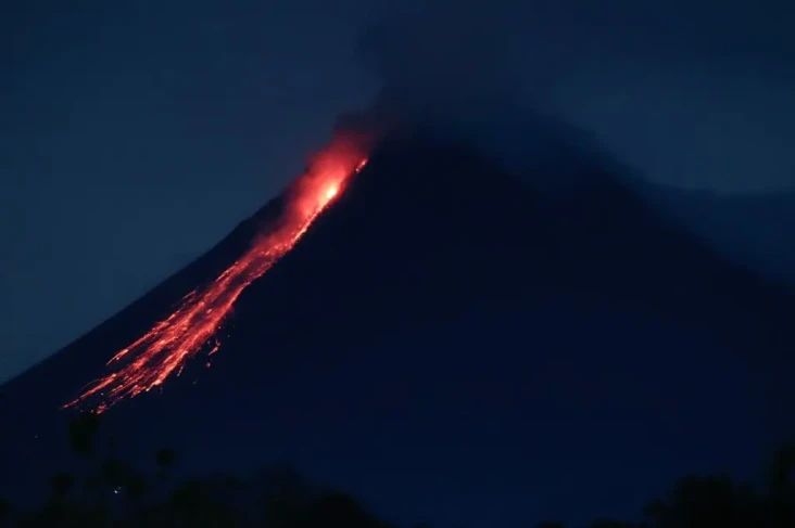 Gunung Merapi Luncurkan...