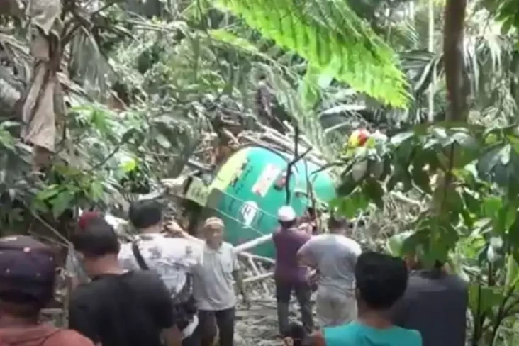 Truk Tangki Terjun ke...