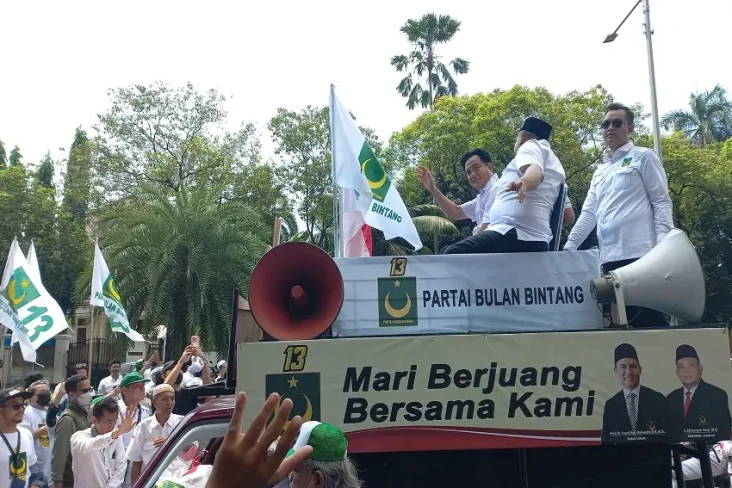 Daftarkan Caleg ke KPU,...