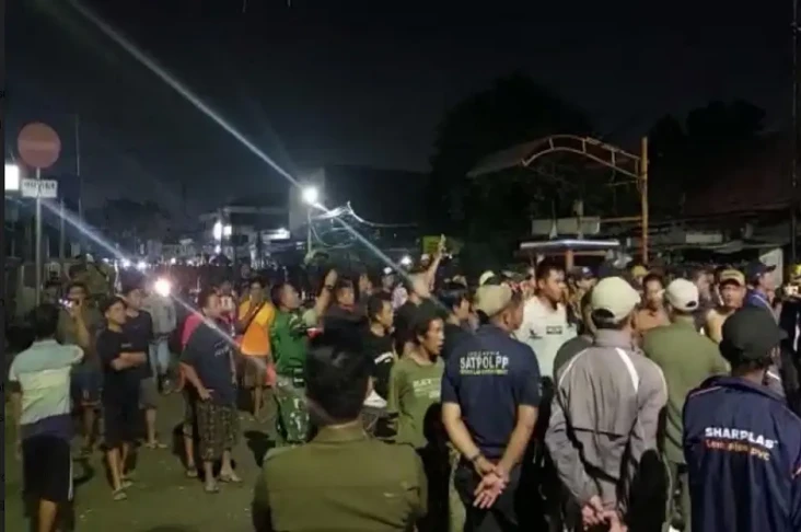 Kesal Dilarang Jualan...