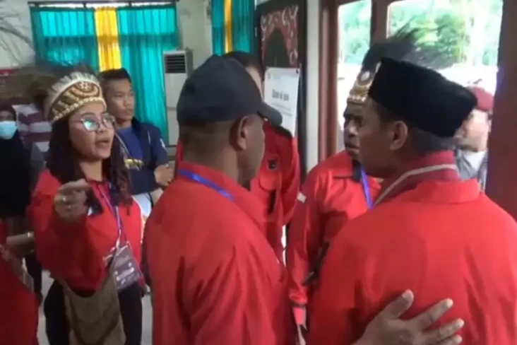 Keributan Warnai Pendaftaran...