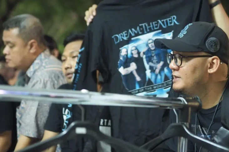 Merchandise Resmi Dream...