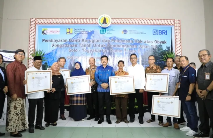 Warga Terima Ganti Rugi...