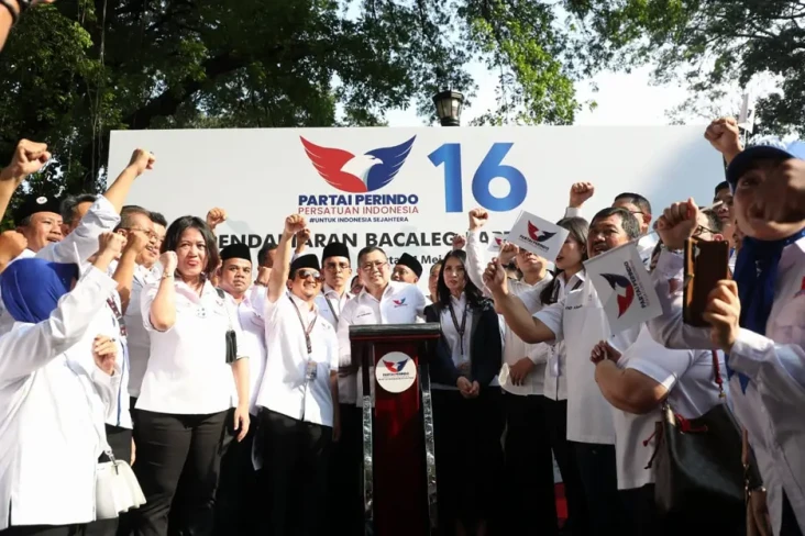 Partai Perindo Daftarkan...