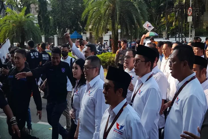 Diiringi Mars Perindo,...