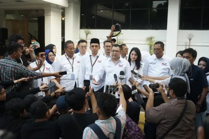 Partai Perindo Daftarkan...