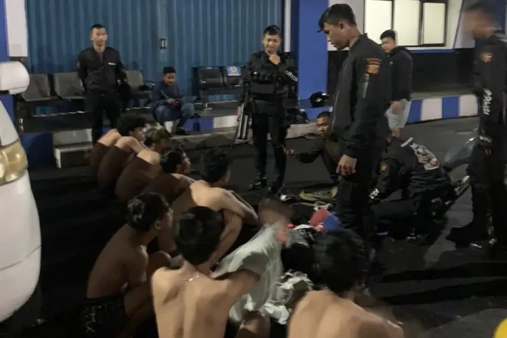 8 Anggota Gangster Ditangkap...