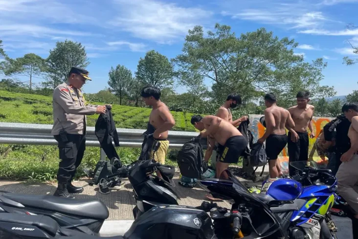 Polisi Tertibkan Puluhan...