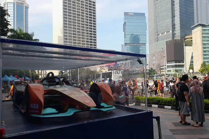 Reflika Mobil Balap...