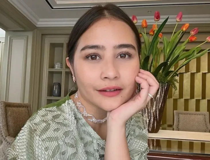 Prilly Latuconsina Senang...