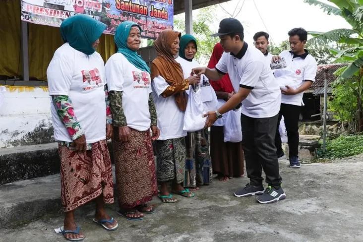 Relawan KST Jatim Bagikan...