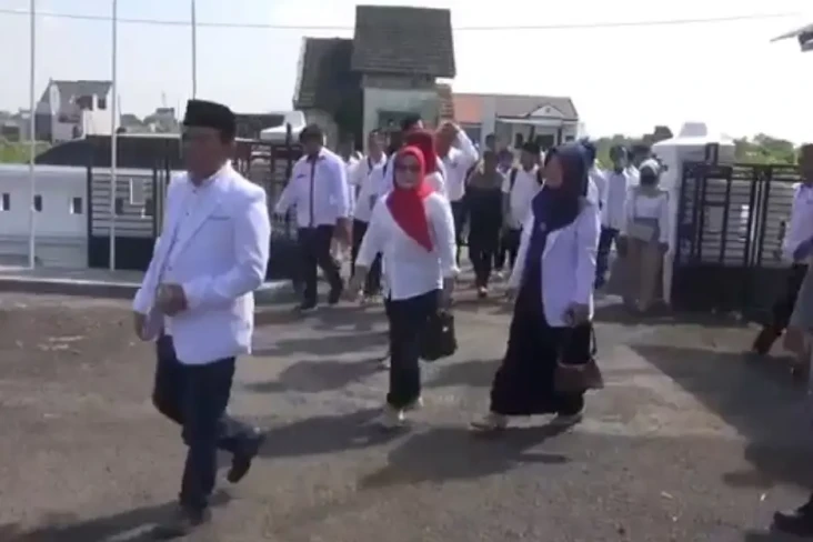 Datangi Kantor KPU,...