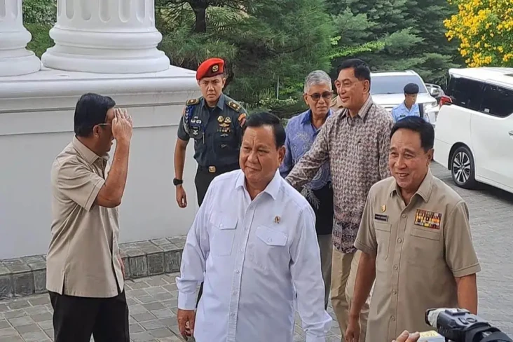 Prabowo Sambangi Keluarga...