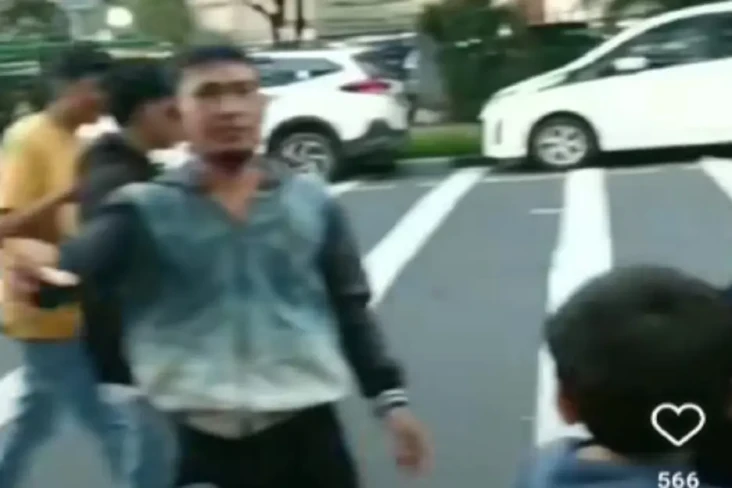 Parkir Liar di Depan...