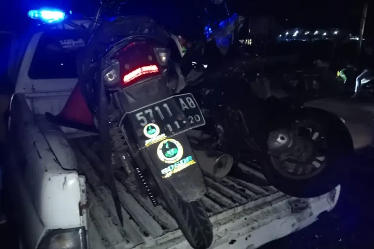 Lawan Arah, Mobil Pikap...