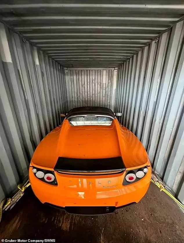 China Jual 3 Tesla Roadsters...