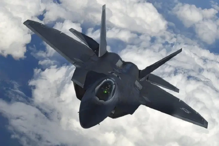 Jet Siluman F-22 dan...