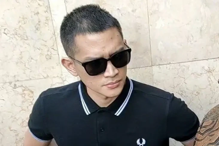 Rezky Aditya Diberondong...