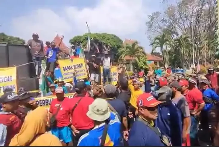 Ratusan Tukang Sampah...