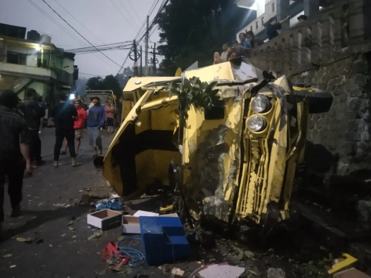 Truk Tabrak 5 Kendaraan...