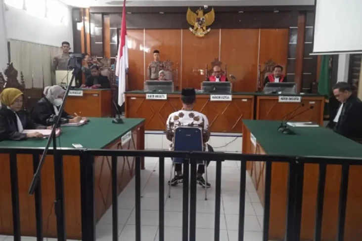 Hukum Siswa dengan Tendangan...