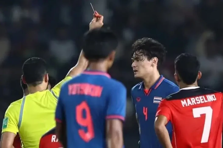 Pemain Thailand Lempar...