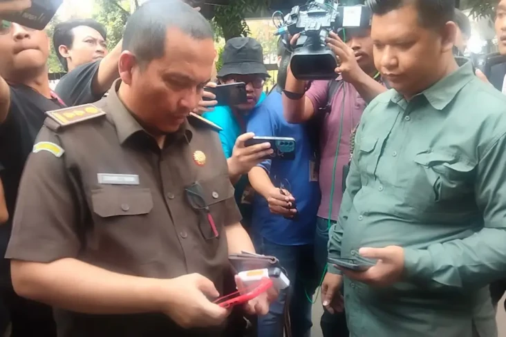 Kejagung Geledah 2 Mobil...