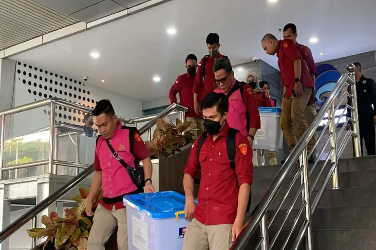 Penyidik Kejagung Bawa...